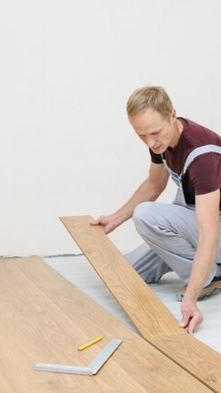 installation-laminate-floorboard_191163-1283